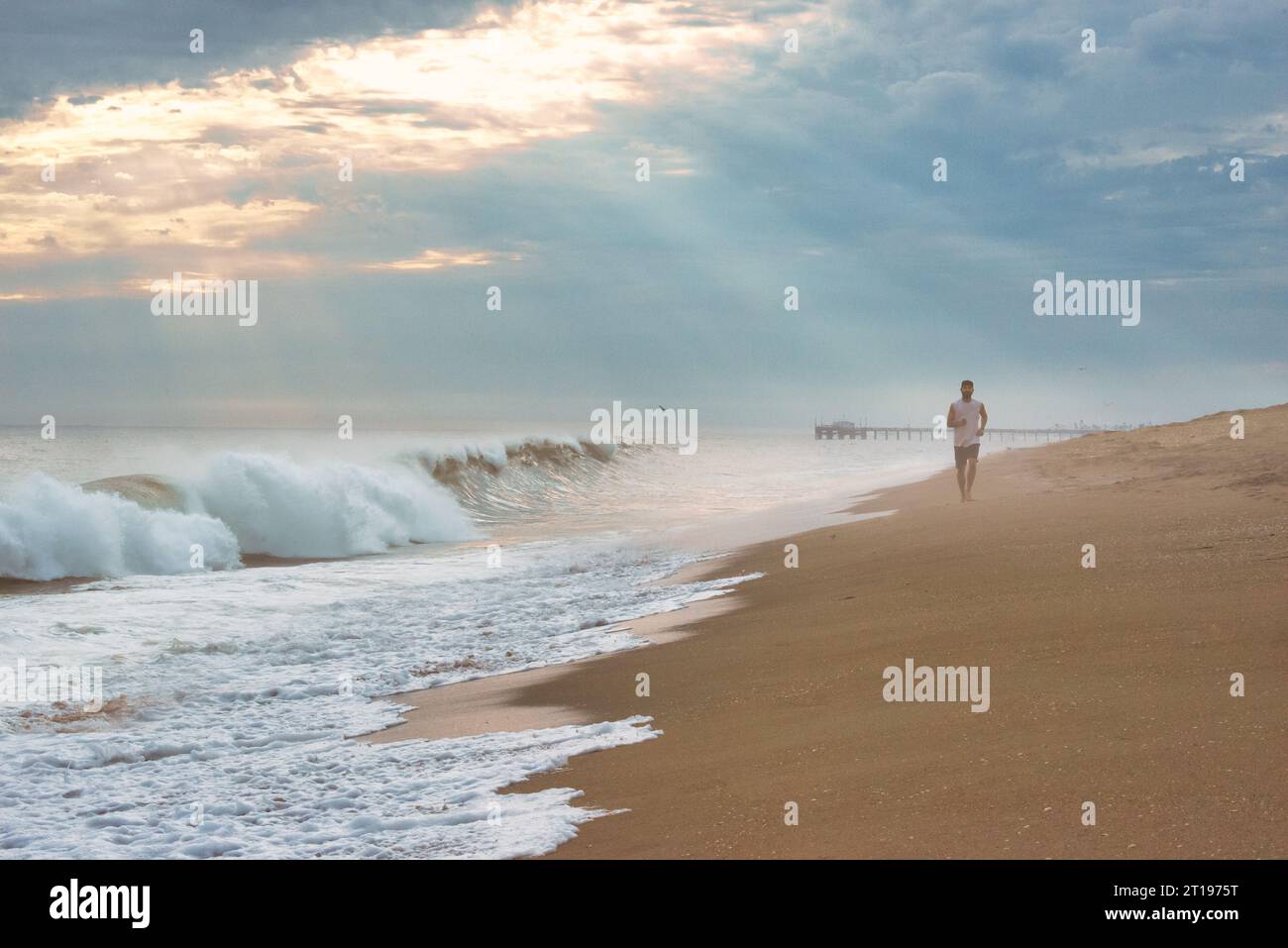 Joven trotando a lo largo de la playa, California, EE.UU. Foto de stock