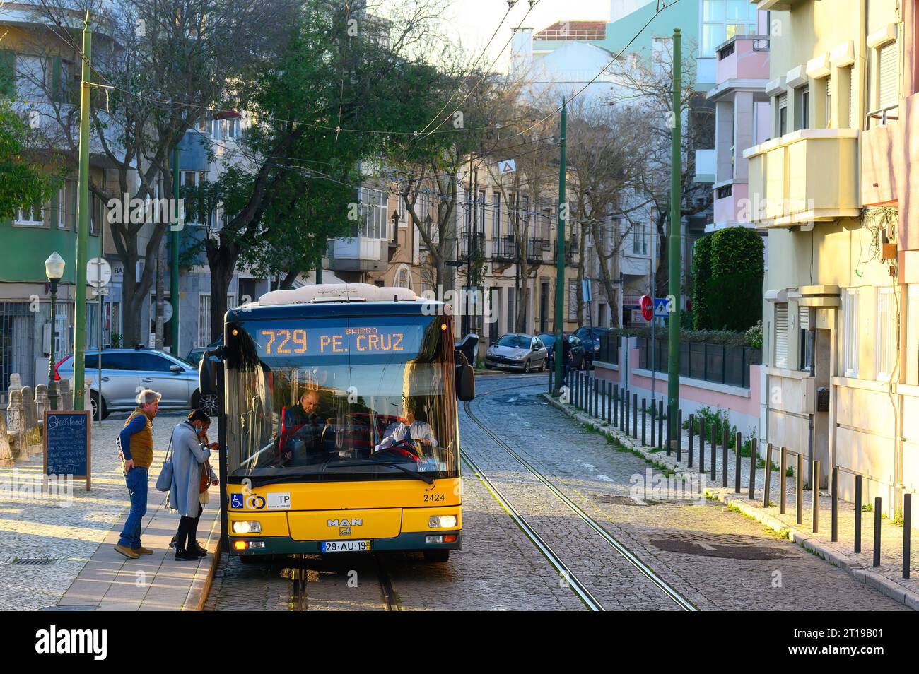 Lisboa, PORTUGAL - 6 de enero de 2023: Personas que se suben a un autobús de transporte público Foto de stock