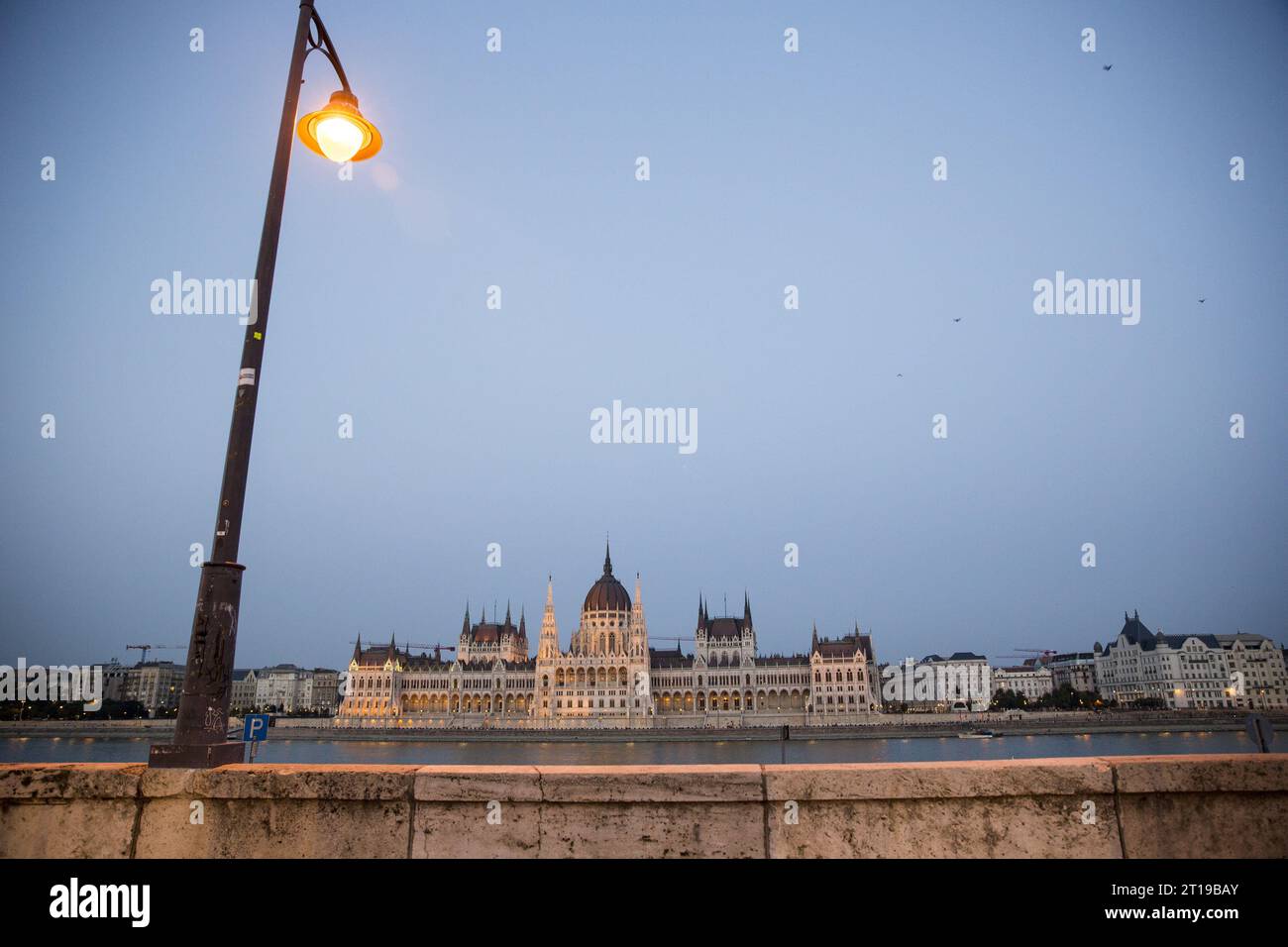 Vista nocturna del edificio del parlamento húngaro Foto de stock