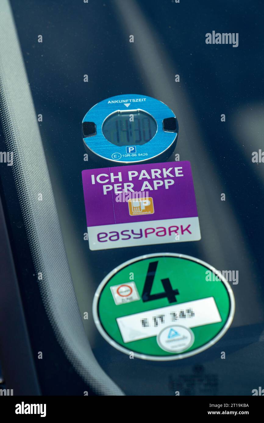 Elektronische Parkscheibe, PKW mit einer digitalen Uhr, die die Ankunft des  Fahrzeugs auf einem Parkplatz anzeigt, gilt als Ersatz für die analogen,  schiebe- oder drehbaren Parkscheiben, mit offizieller Zulassung, gem. STVO,  Parken-Verkehrszeichen