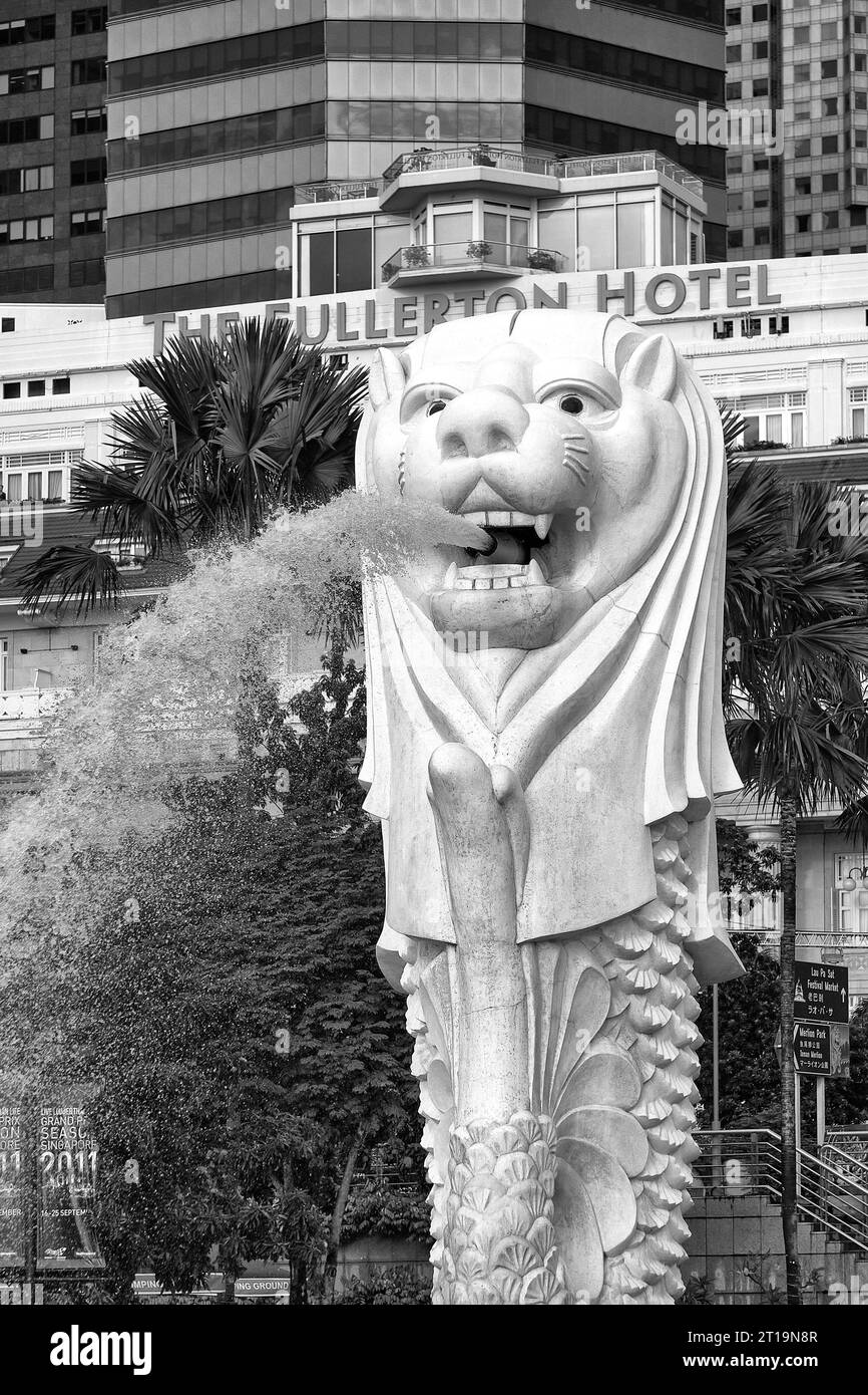 Foto en blanco y negro del Merlion (la mascota oficial de Singapur) ubicada en el Parque Merlion en One Fullerton, Singapur. Foto de stock