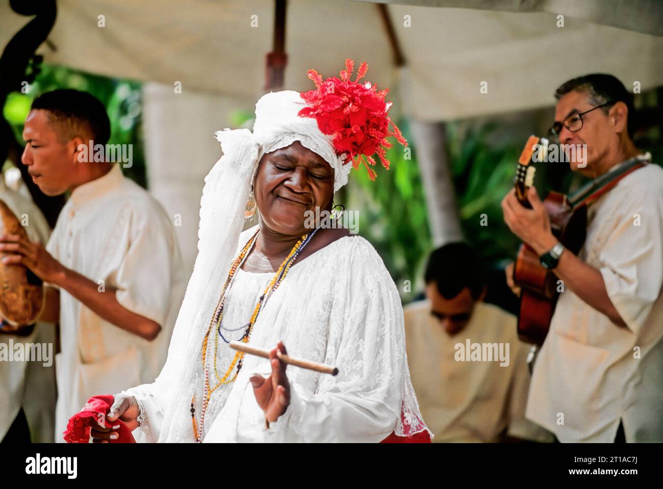 Cuba La Habana Los santos con el traje blanco tradicional son sacerdotisas de la santería, una religión particular derivada del sincretismo Foto de stock