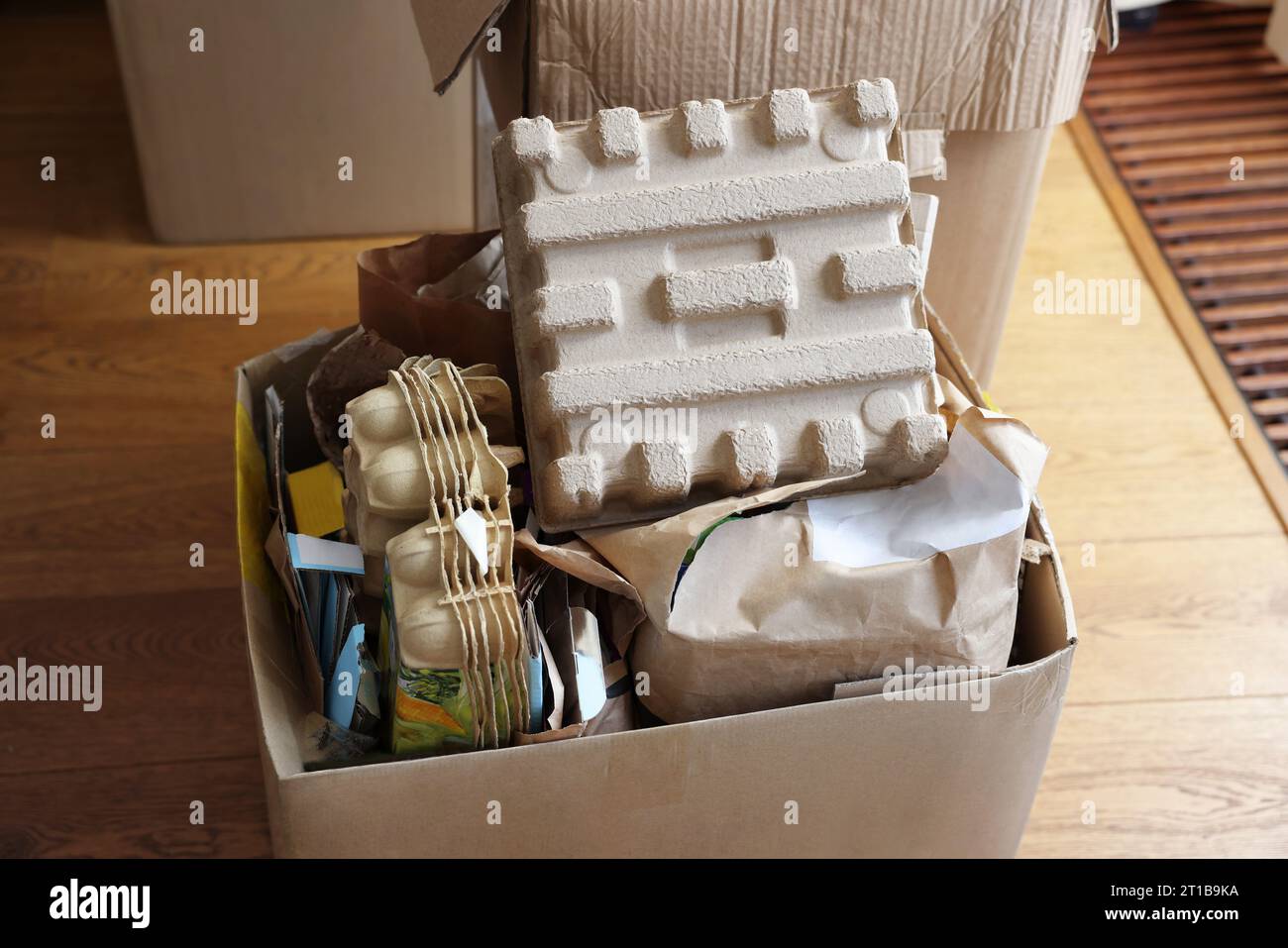 Material de embalaje dentro de una caja para el envío. Diferentes  envolturas como papel reciclado y hojas de espuma de plástico para envolver  algo Fotografía de stock - Alamy