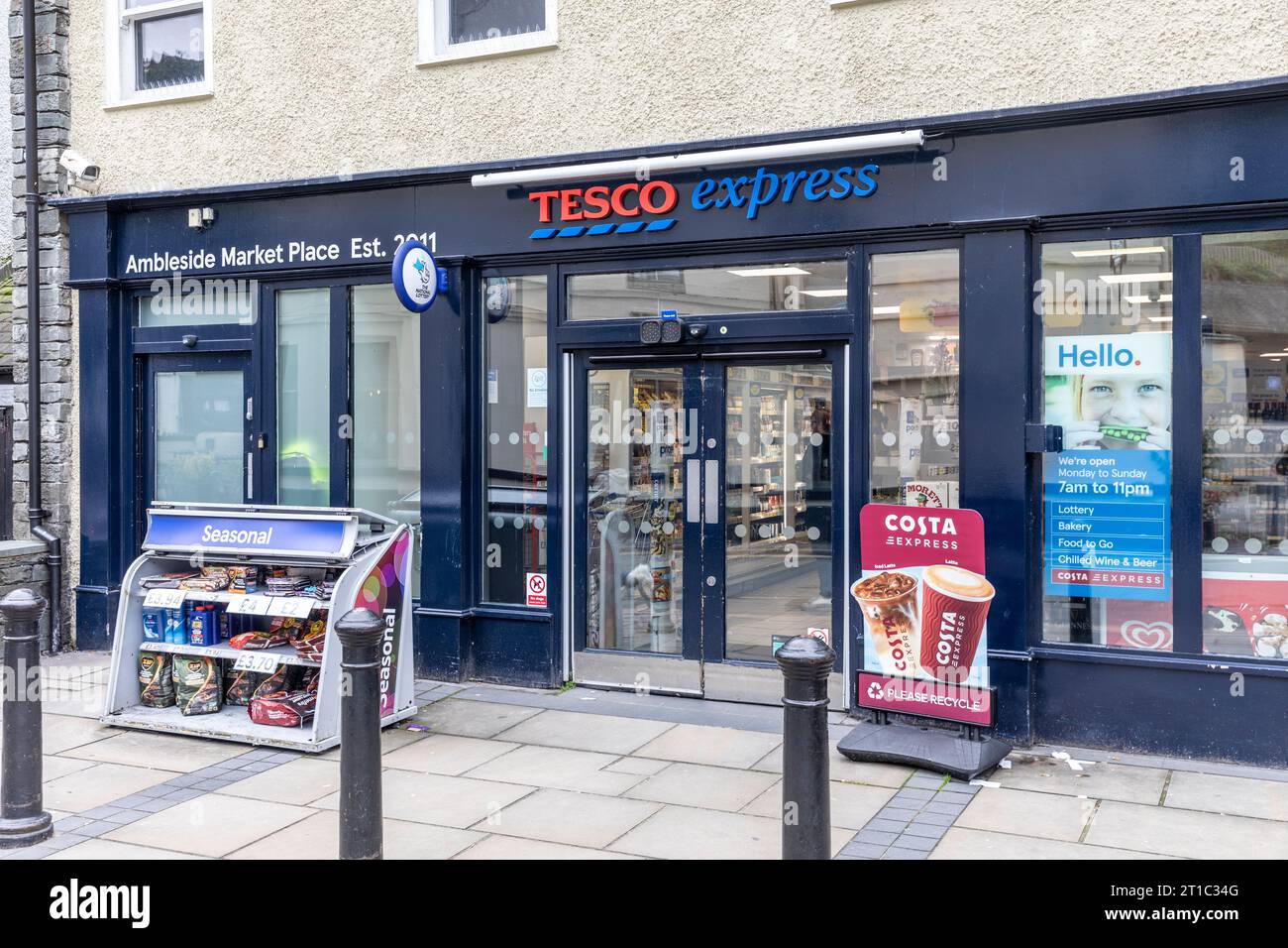 Tesco expreso supermercado tienda de comestibles en Ambleside centro de la ciudad, Distrito del Lago, Cumbria, Inglaterra, Reino Unido Foto de stock