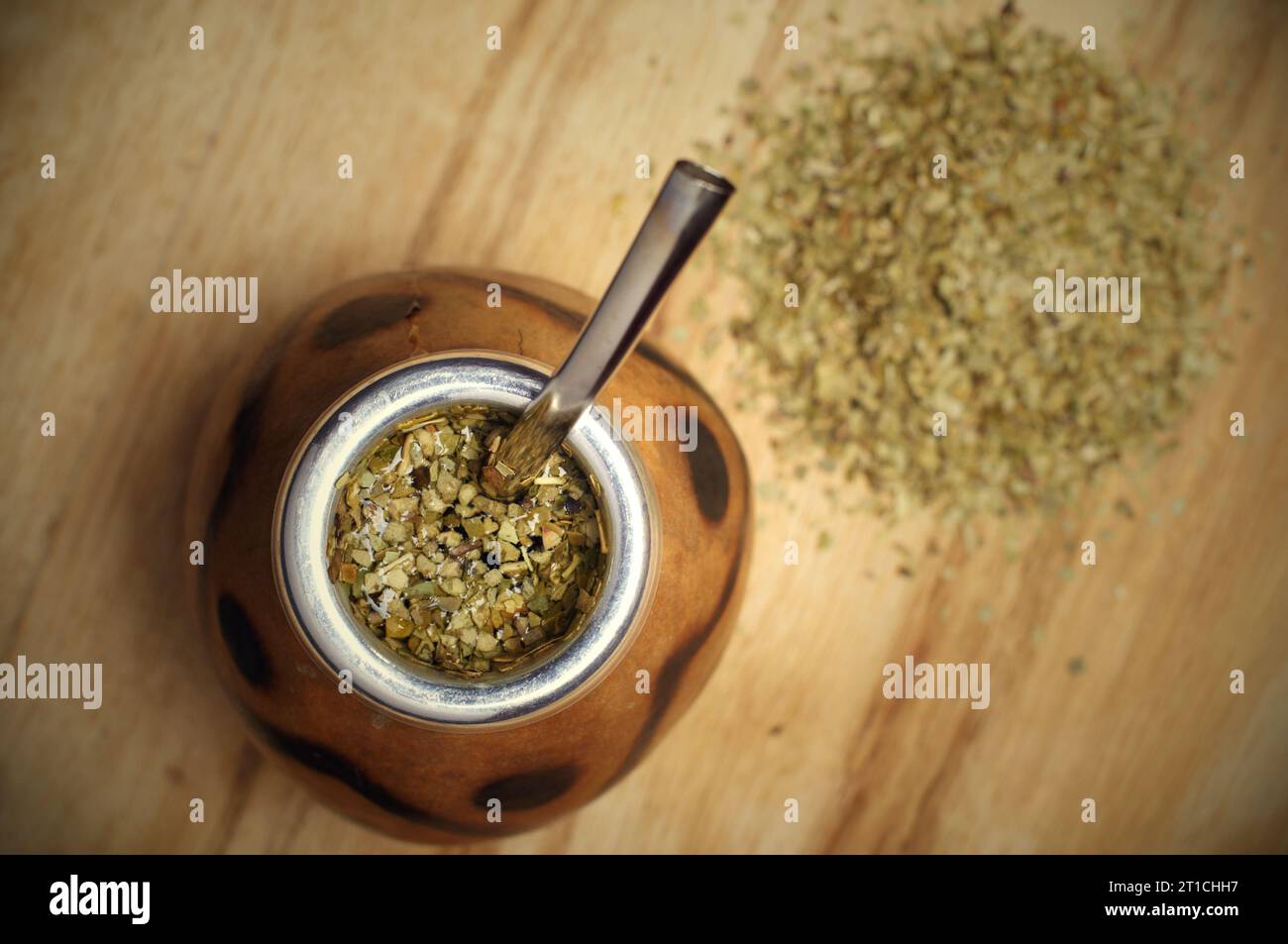 Yerba Mate argentino tradicional té en una calabaza calabaza con bombilla  stick Fotografía de stock - Alamy