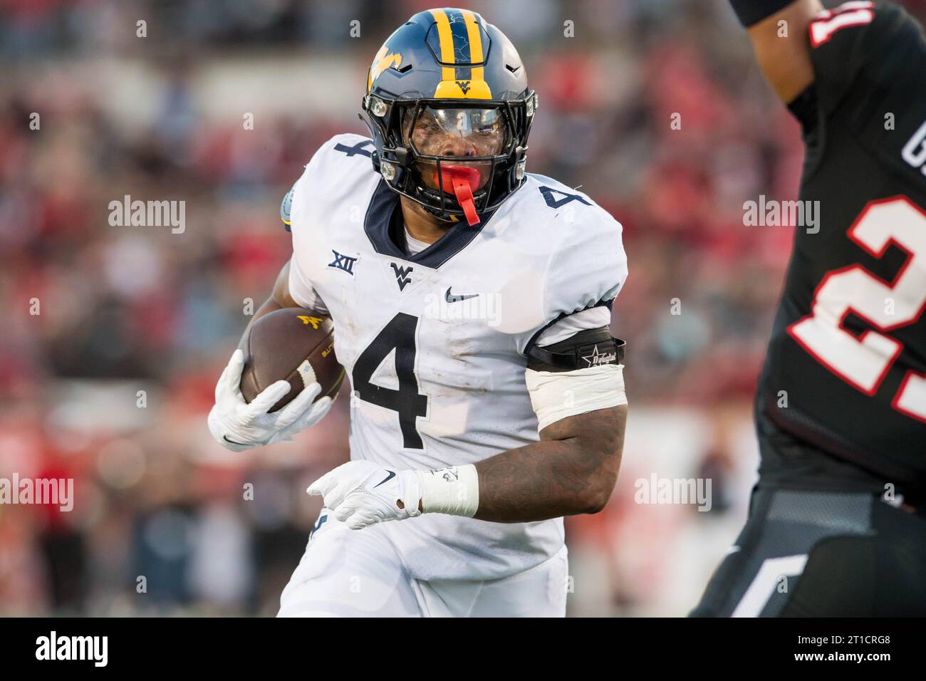 12 de octubre de 2023 El corredor de los West Virginia Mountaineers CJ