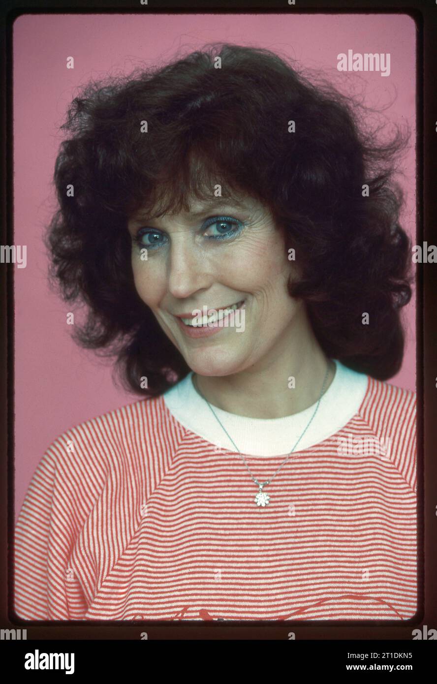 Una foto de cabeza y hombros posados de la leyenda de la música country, Loretta Lynn. 1982. Foto de stock