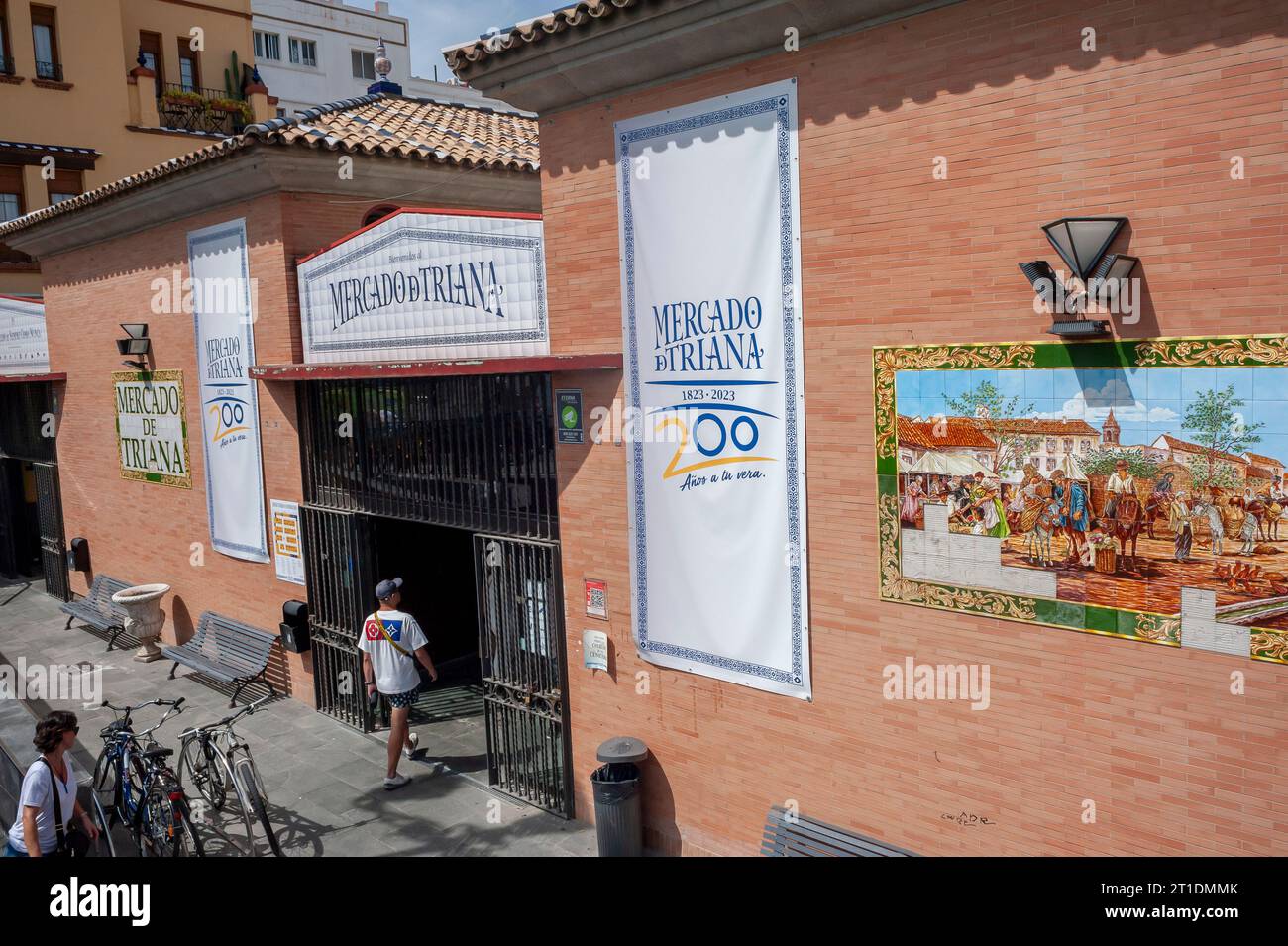 Sevilla, España, Hombre entrando en el edificio, compras, fuera cubierto mercado público español de la comida, 'Mercado De Triana' frente de la tienda, signo Foto de stock