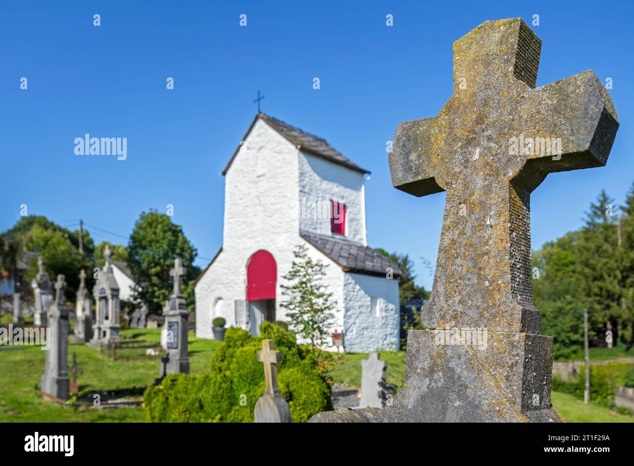 Chapelle Saint-Marguerite del siglo XII y cementerio en el pueblo Ollomont, Houffalize, provincia de Luxemburgo, Ardenas belgas, Valonia, Bélgica Foto de stock