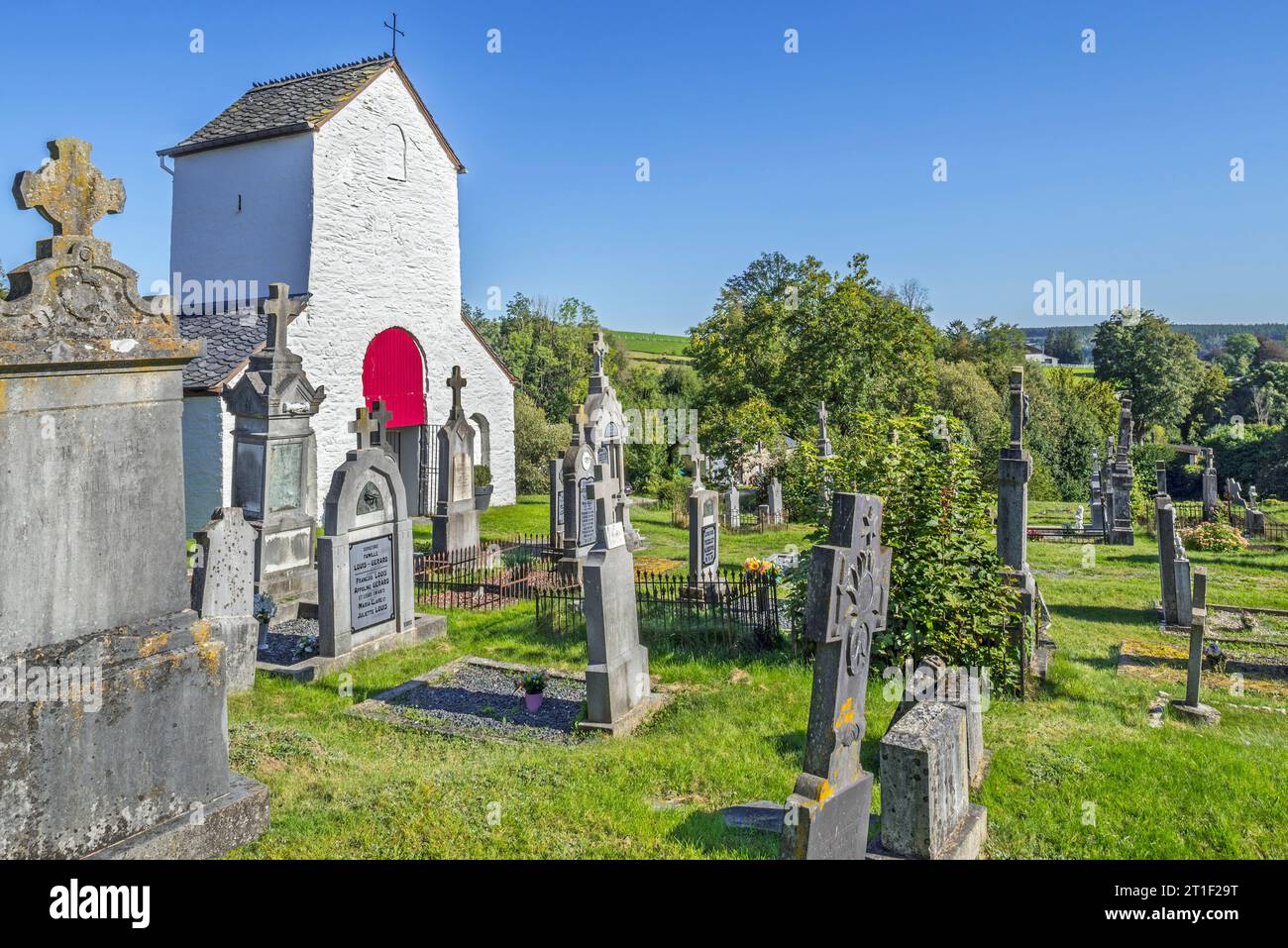 Chapelle Saint-Marguerite del siglo XII y cementerio en el pueblo Ollomont, Houffalize, provincia de Luxemburgo, Ardenas belgas, Valonia, Bélgica Foto de stock