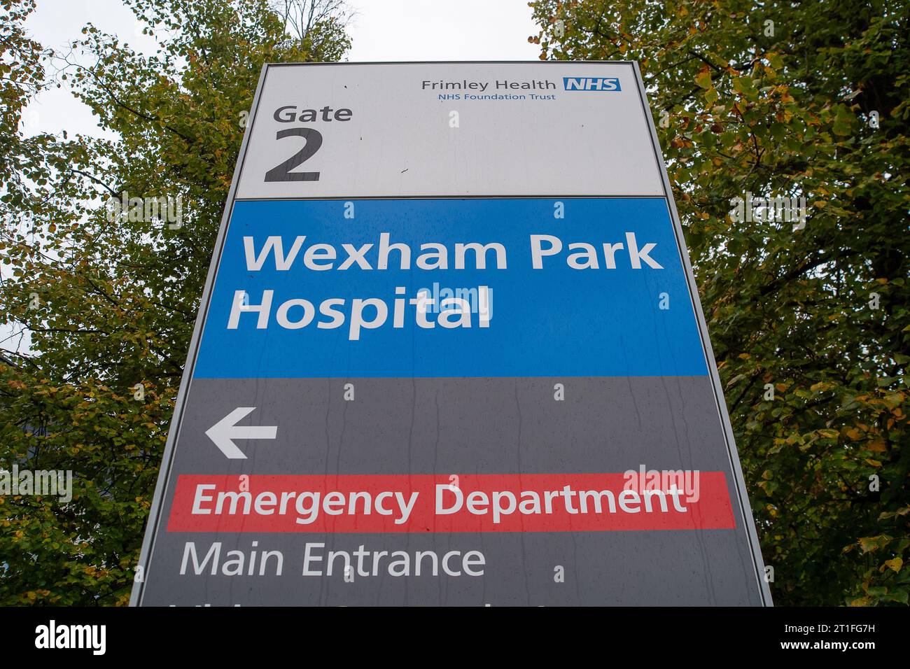 Slough, Reino Unido. 13 de octubre de 2023. Se informa que el Hospital Wexham Park en Wexham Court, Slough, Berkshire, parte del NHS Frimley Health Foundation Trust, está viendo un aumento en el número de pacientes que asisten a su departamento de accidentes y emergencias. En comparación con el mes pasado, se informa que ha habido 50 pacientes adicionales por día al asistir a A&E en el Hospital Wexham Park. Muchos residentes de Berkshire, especialmente Slough, siguen frustrados porque no pueden obtener citas cara a cara con sus médicos, por lo que están utilizando A&E en su lugar. Un pico en los casos de COVID-19 de invierno y Th Foto de stock