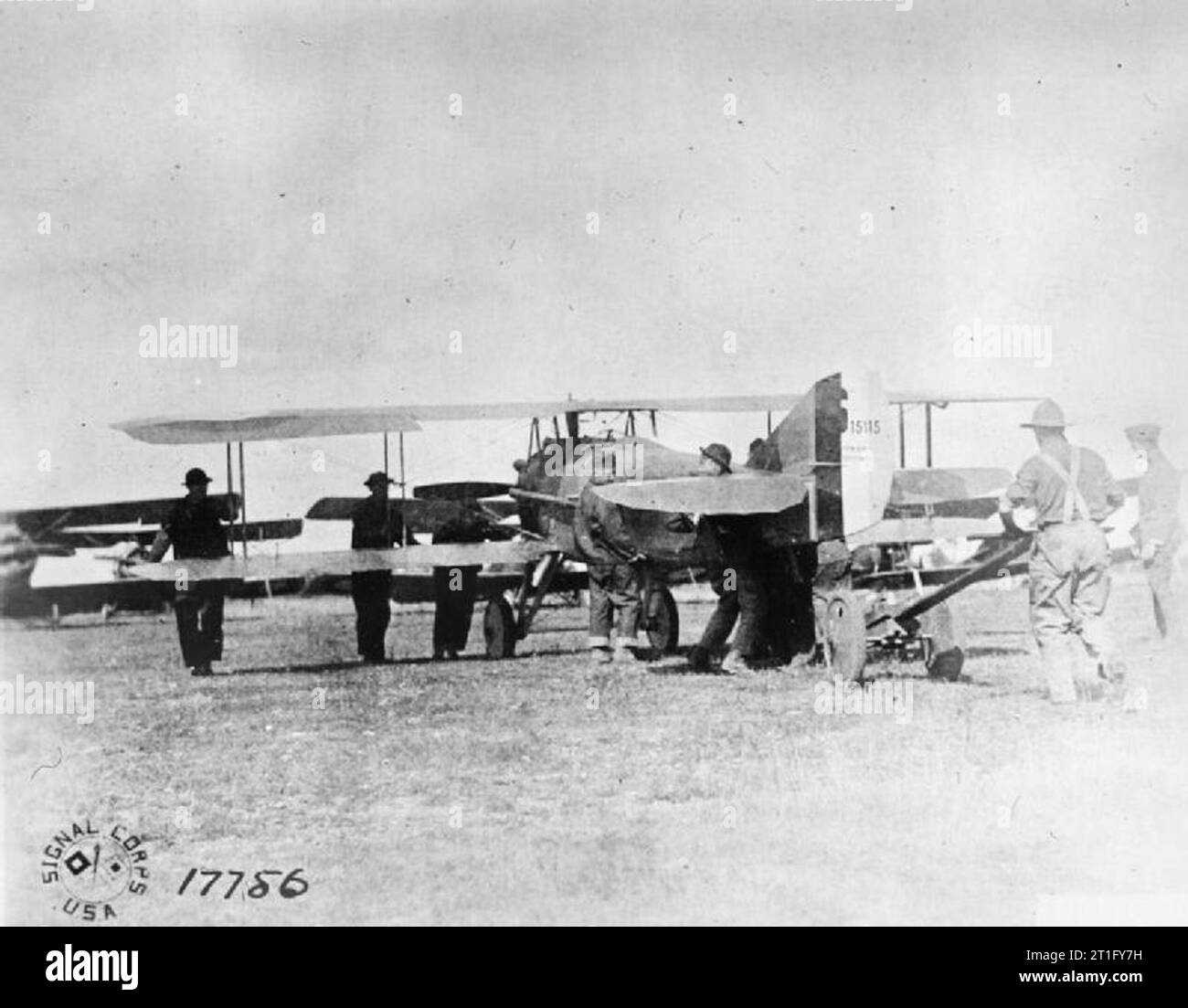 La aviación americana la sección Preparación para la preparación de vuelo Spad S.XIII para el vuelo, Colombey-les-Belles, 26 de julio de 1918, Sección de Aviación, Primer depósito de aire. Foto de stock