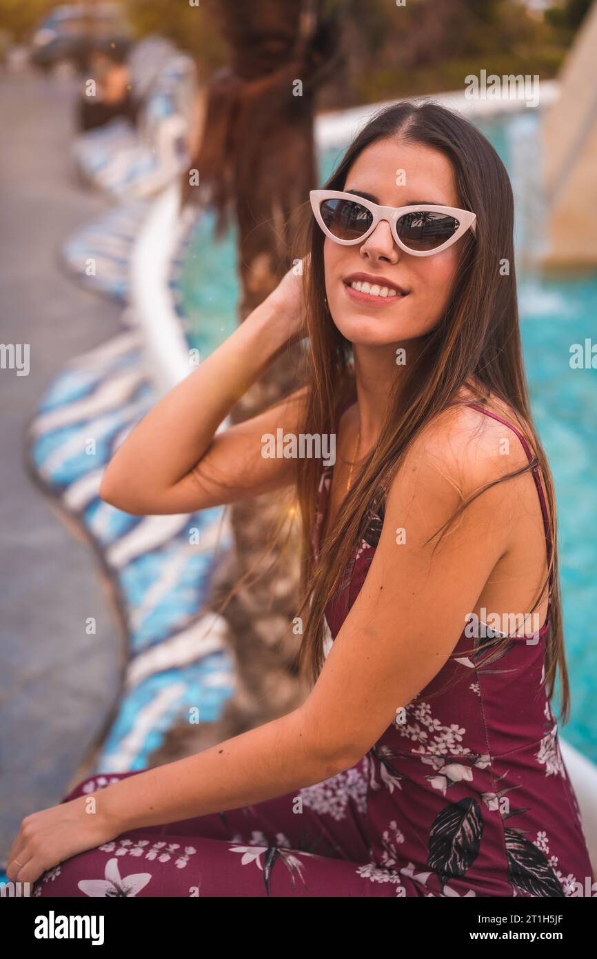 Una joven mujer caucásica de 20 años, 20-29 años, modelo de pasarela  posando, studio, sentado sobre un fondo blanco, moda zapatos pantalones  chaqueta, buscando vino Fotografía de stock - Alamy