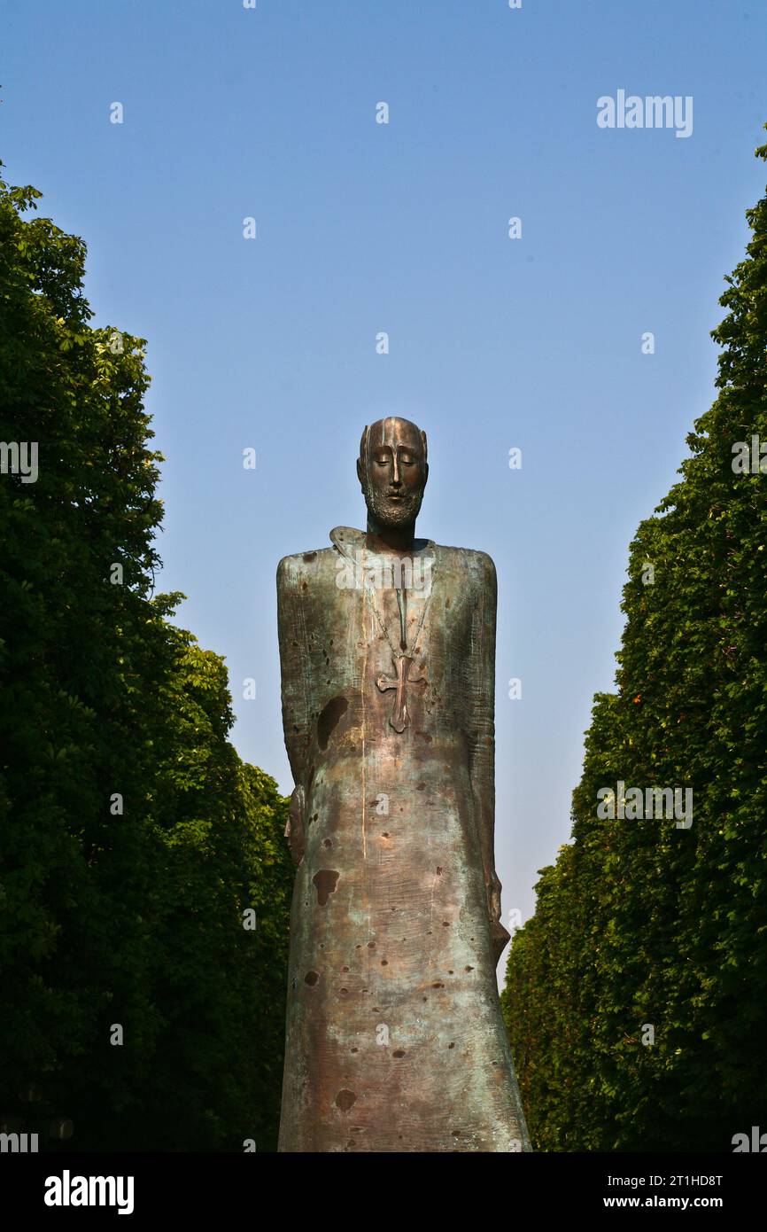 París, alrededor del pont de l'Alma: Escultura del jardín de la vallee suisse Komitas que conmemora el genocidio armenio Foto de stock