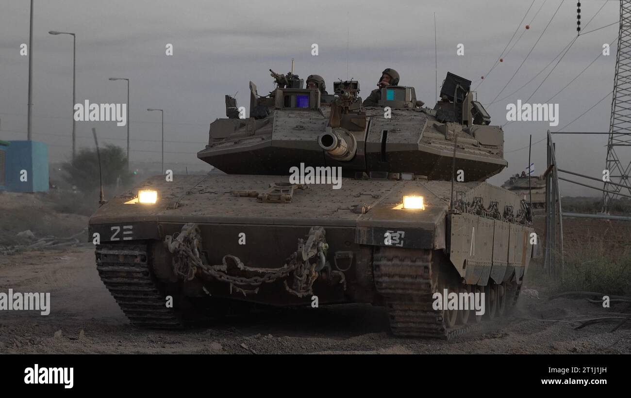 Un convoy de tanques israelíes avanza a medida que se despliegan tropas adicionales cerca de la frontera con Gaza el 12 de octubre de 2023 en Sderot, Israel. Israel ha sellado Gaza y lanzado ataques aéreos de represalia sostenidos, que han matado al menos a 1.200 personas y más de 300.000 desplazados, después de un ataque a gran escala de Hamas. Foto de stock