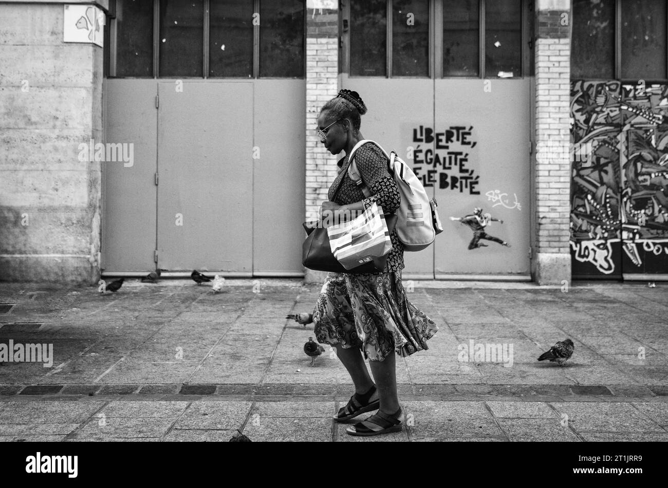 Mujer caminando por las calles de Le Marais, París, Francia Foto de stock