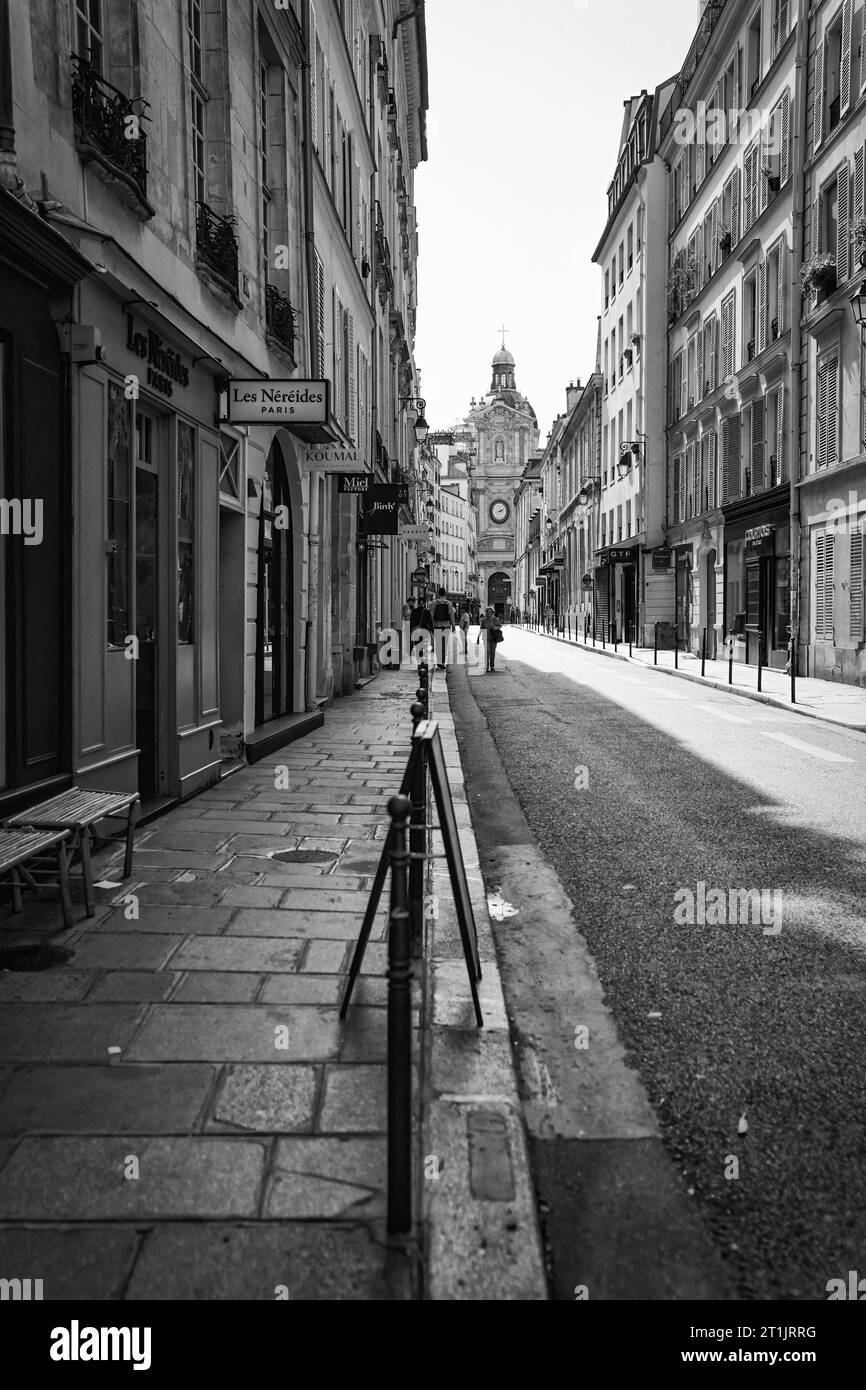 Calle solitaria en Le Marais, París, Francia Foto de stock