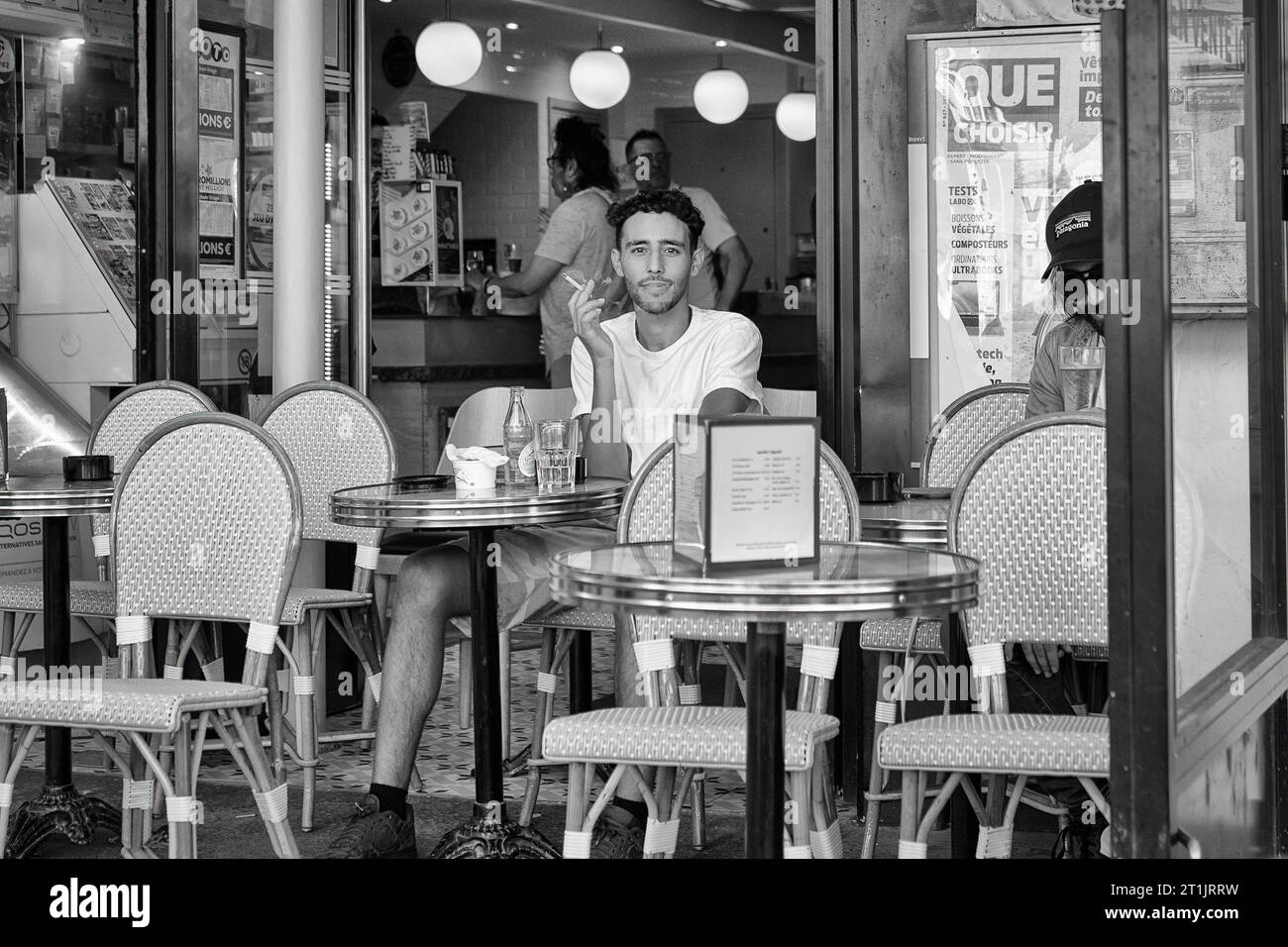Clientes en un café en Le Marais, París, Francia Foto de stock