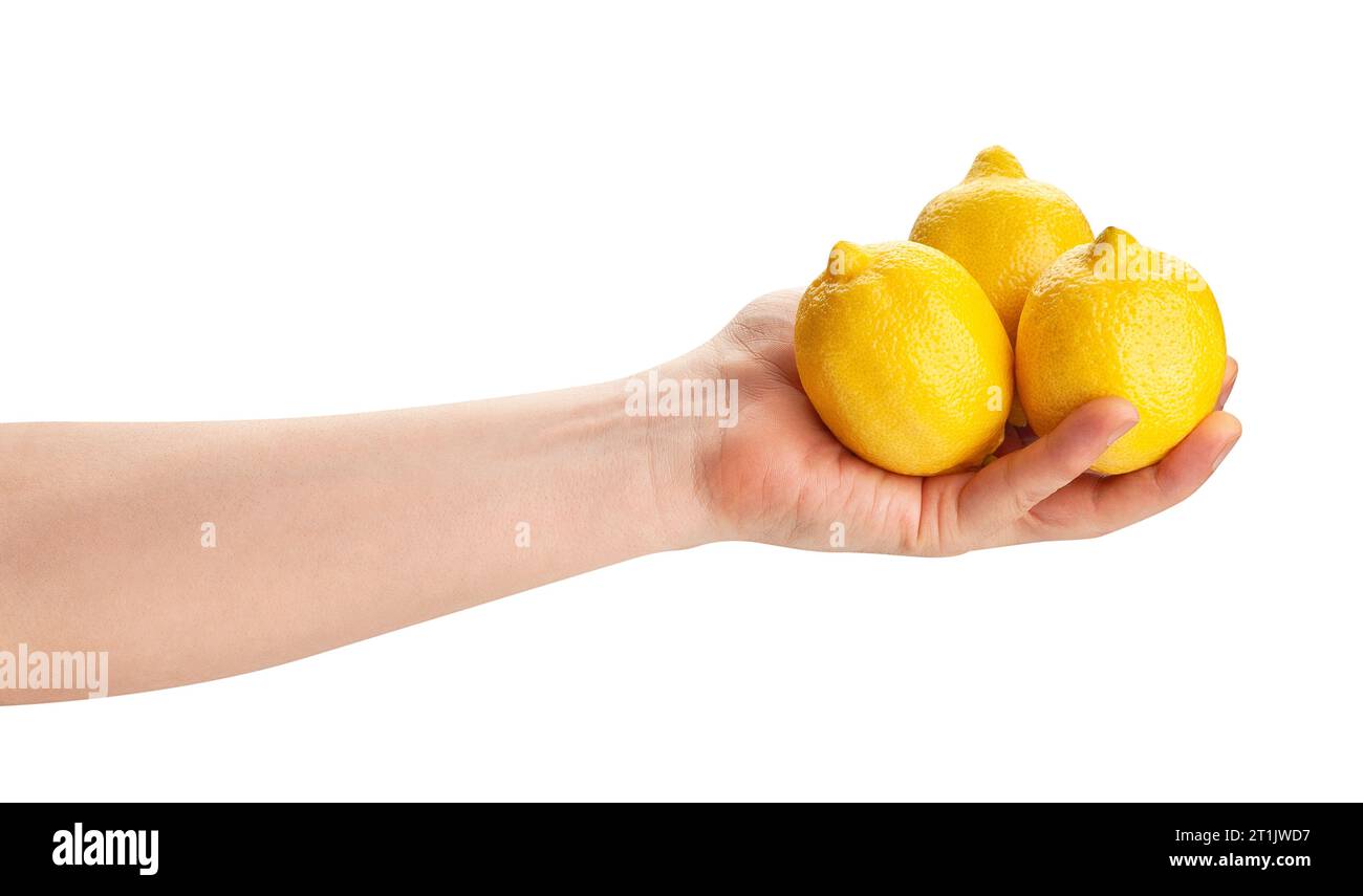 limón en la mano camino aislado en blanco Foto de stock