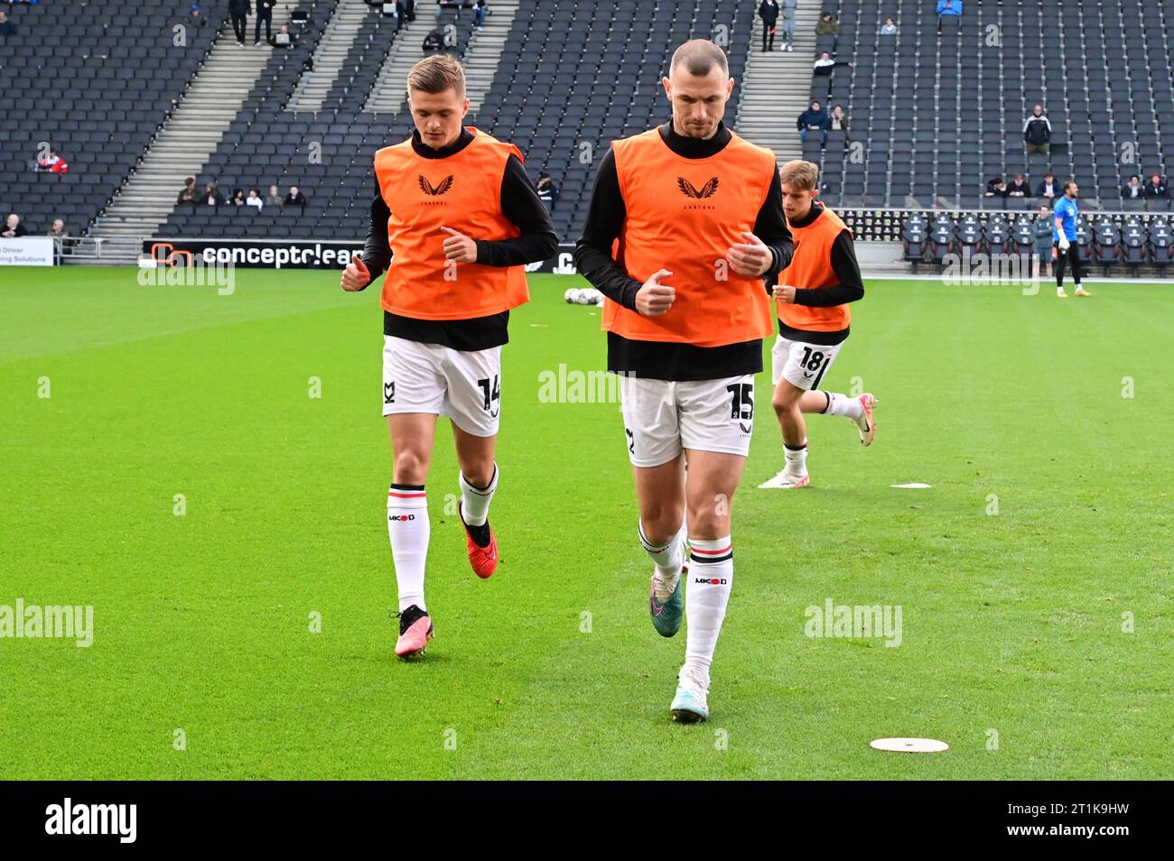 El equipo de fútbol de MK Dons se está calentando antes del partido en el 14 de octubre de 2023 contra Barrow. 2-2. Foto de stock