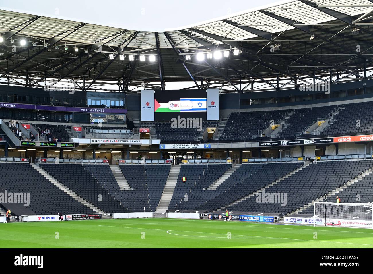 Asientos en el estadio de fútbol MK Dons. Foto de stock