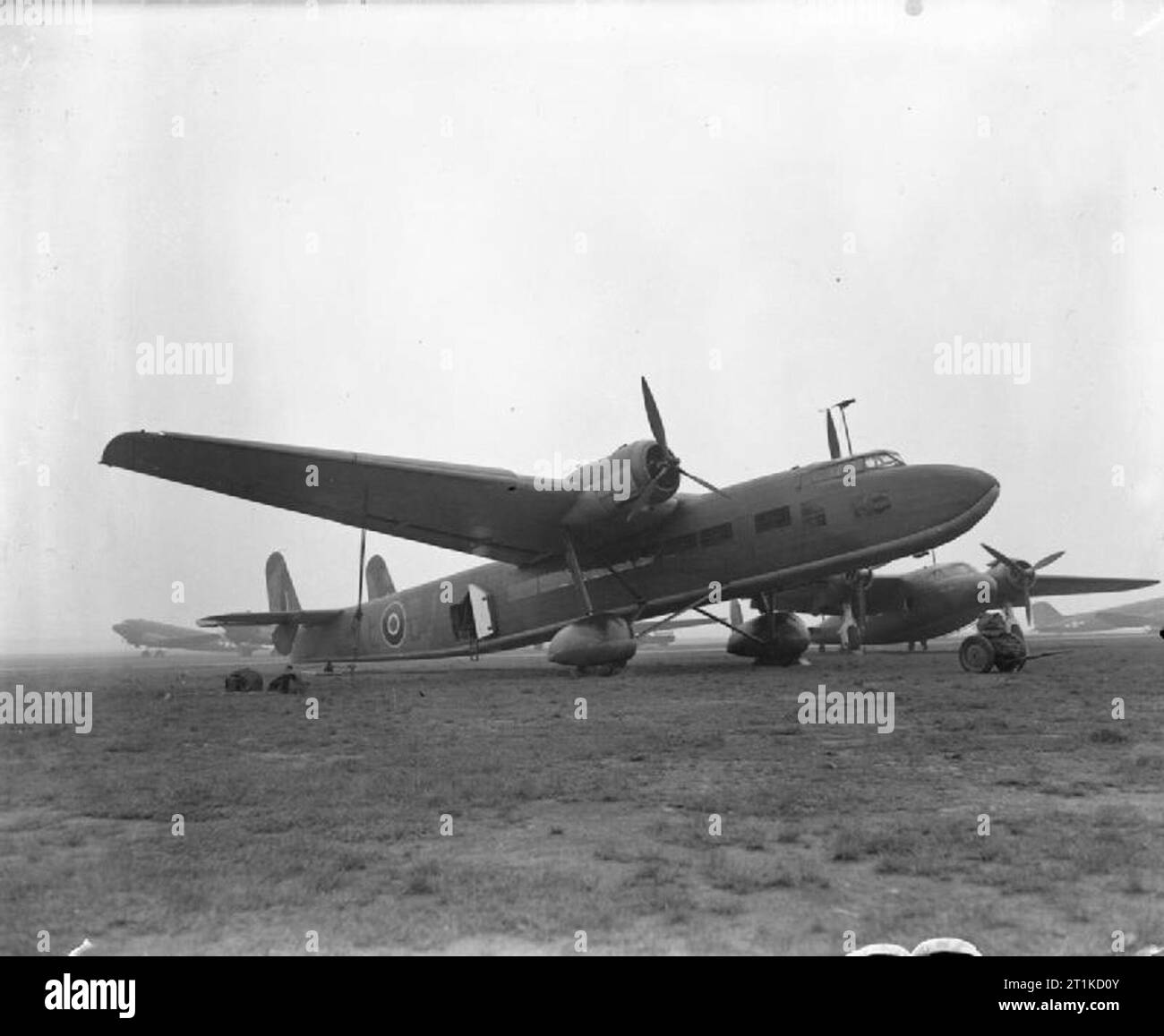 Los aviones de la Royal Air Force 1939-1945- HANDLEY PAGE HP.54 El escarificador y &#147;sparrow&#148;. Transporte avión ambulancia de la grada, K6984 &#145;BJ-E&#146;, del destacamento Nº 271 Escuadrón de la RAF estacionado en Hendon, Middlesex. El tipo también era conocida extraoficialmente como el &#147;Sparrow&#148;. A la derecha está una de Havilland Flamingo y, en el fondo un Douglas Dakota, ambos de nº 24 Squadron RAF. Foto de stock