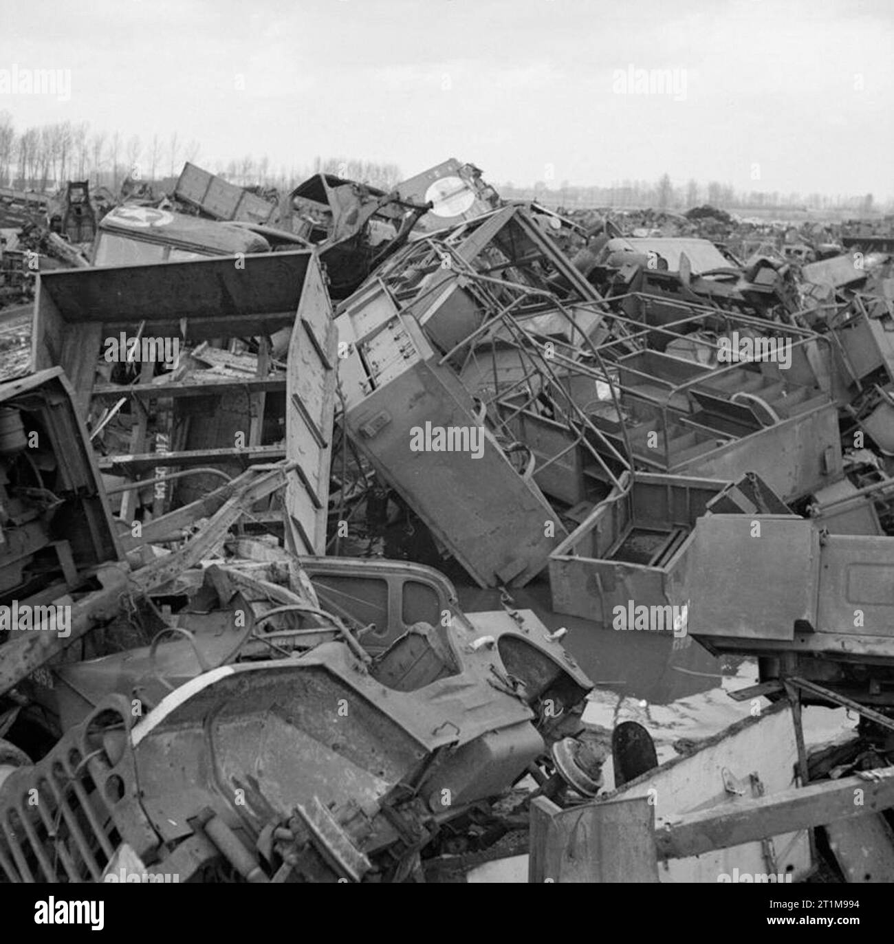 Rescate en el campo de batalla para las materias primas Vista de vehículos destrozados en ningún