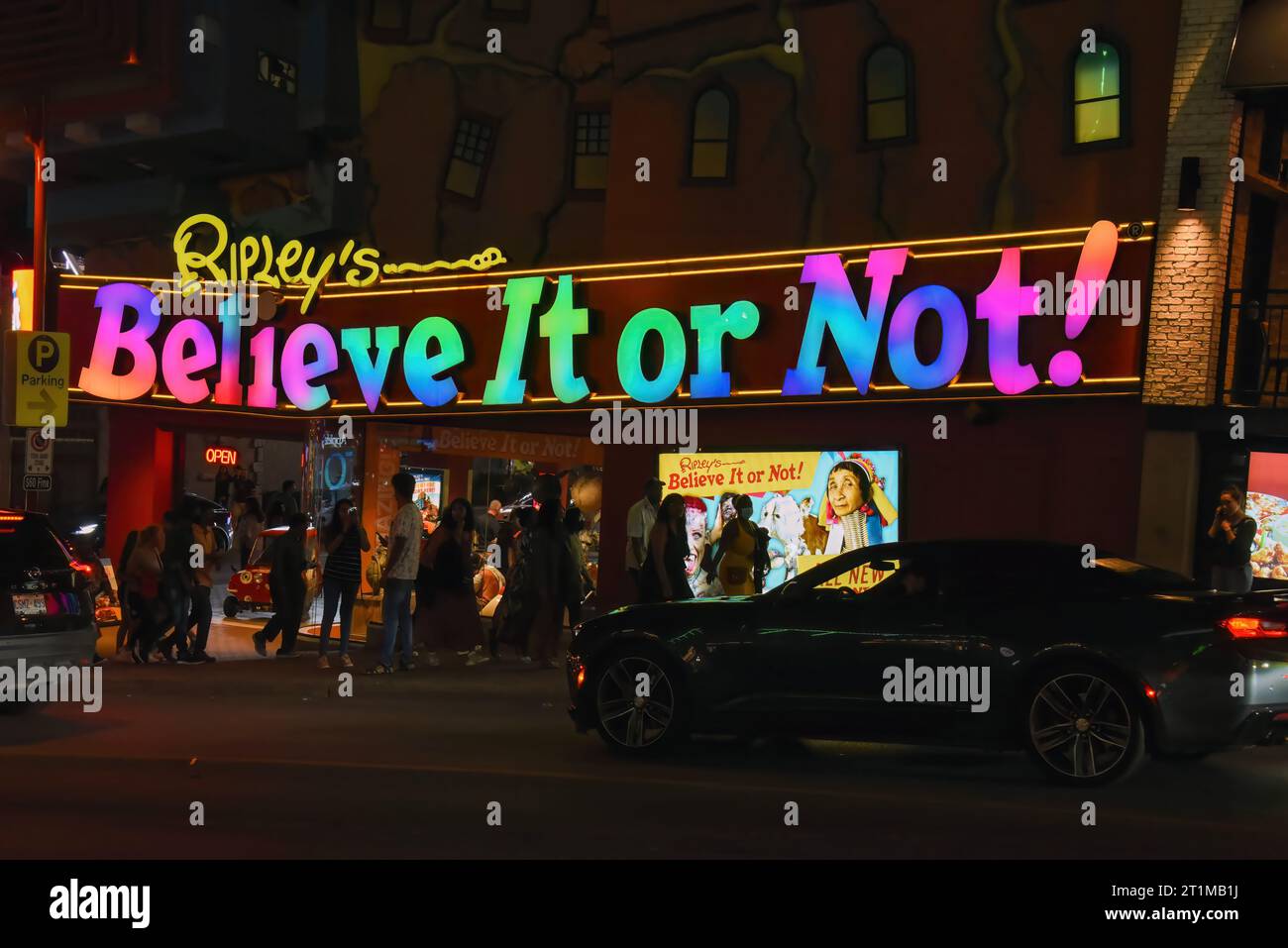 Cataratas del Niágara, Canadá - 13 de agosto de 2022: El museo Believe It or Not de Ripley en Clifton Hill, que se muestra por la noche, es una atracción popular entre los turistas Foto de stock