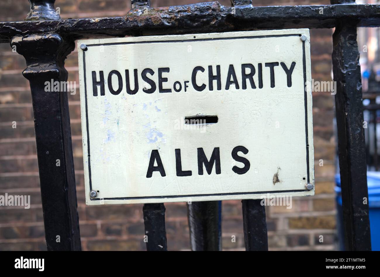 Housef Charity alms Donación Ranura Chute en la Casa de St Barnabas Soho Londres, Inglaterra, Reino Unido Foto de stock