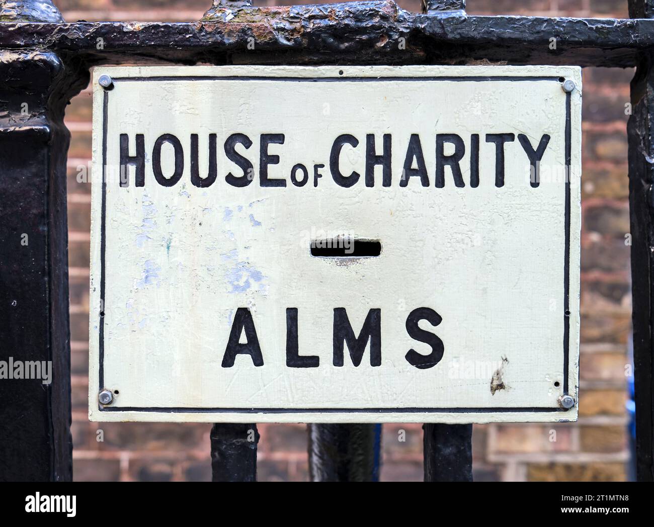 Housef Charity alms Donación Ranura Chute en la Casa de St Barnabas Soho Londres, Inglaterra, Reino Unido Foto de stock
