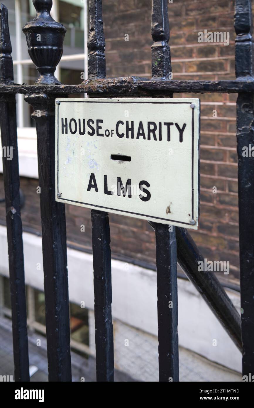 Housef Charity alms Donación Ranura Chute en la Casa de St Barnabas Soho Londres, Inglaterra, Reino Unido Foto de stock