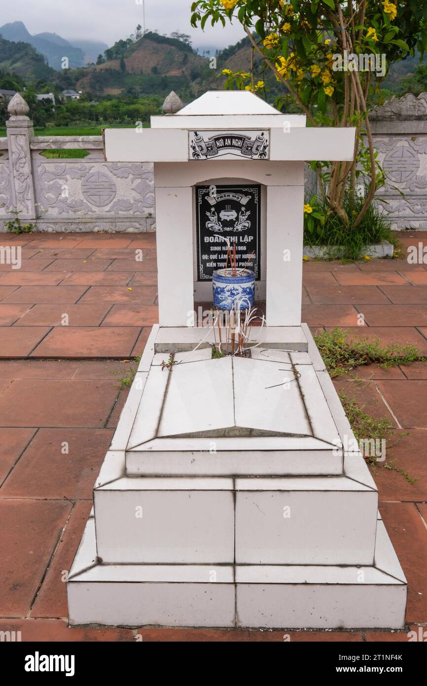 Cementerio cerca de Bac Ha, provincia de Lao Cai, Vietnam. Marcador de graves. Foto de stock