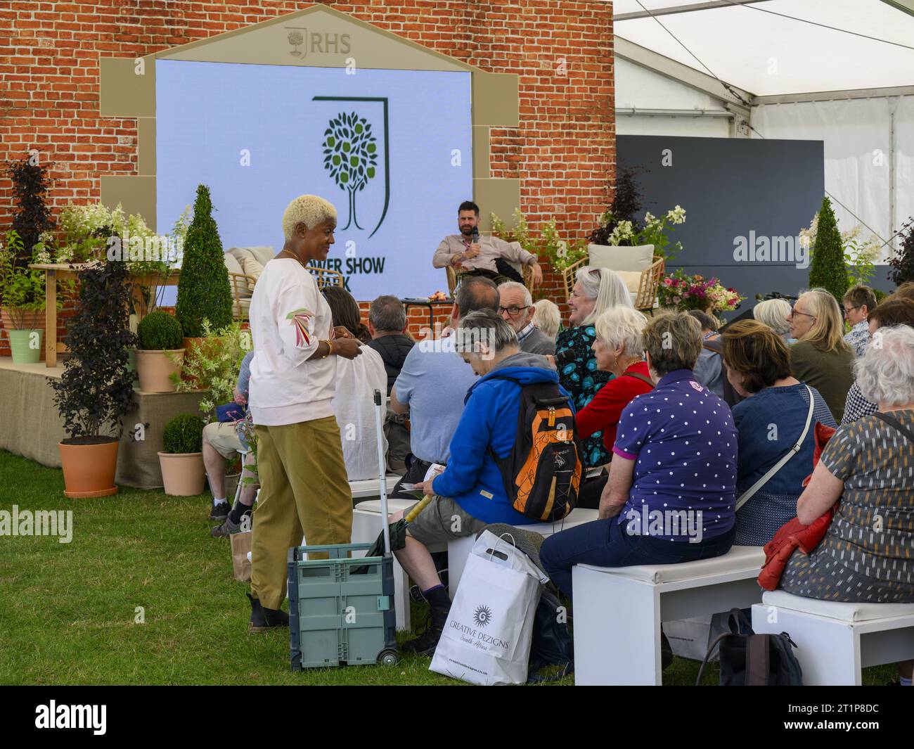 Arit Anderson y Michael Perry (Sr. Plant Geek), presentador del mundo de los jardineros, dan consejos de expertos - RHS Flower Show Tatton Park 2023, Cheshire, Inglaterra, Reino Unido. Foto de stock