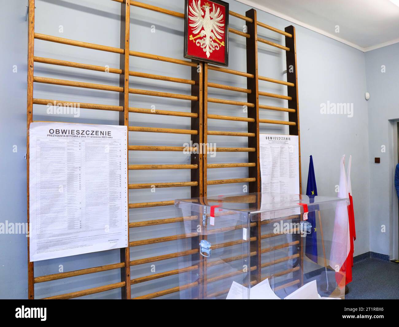 BYTOM, POLONIA 15 DE OCTUBRE de 2023 Urnas en la mesa electoral