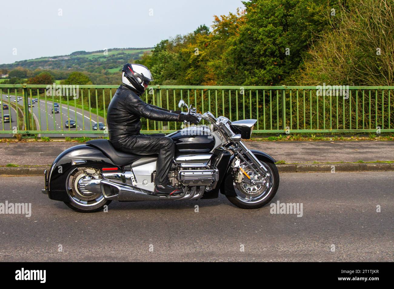 2004 Honda Flat Six Boxer Black Motorcycle Cruiser Petrol 1832 cc GL1800; Cruzando el puente de la autopista en el Gran Manchester, Reino Unido Foto de stock