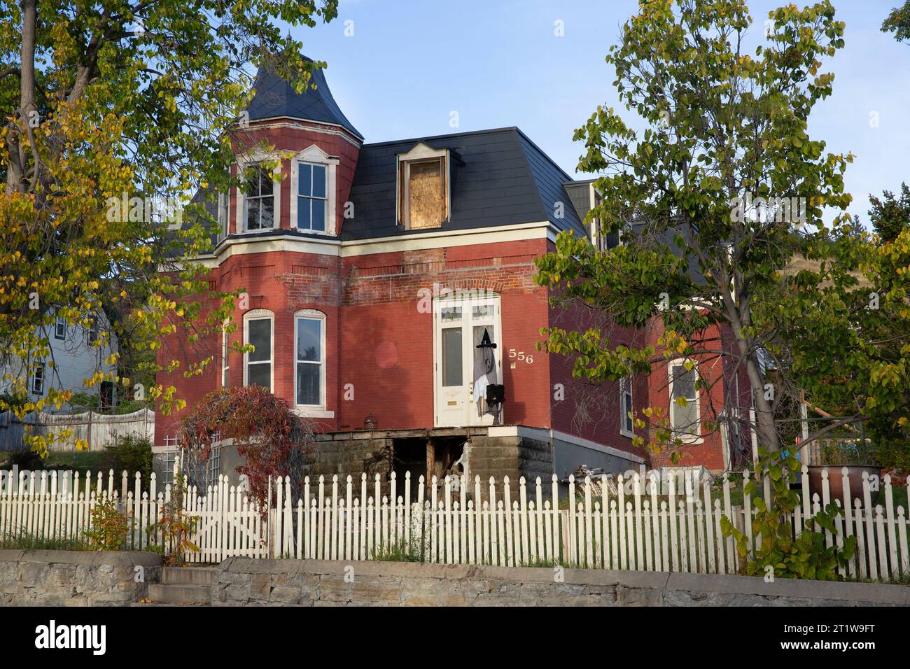 Casa histórica de ladrillo rojo de 1890s siendo restaurada en el distrito histórico sur-central de Helena, Montana Foto de stock