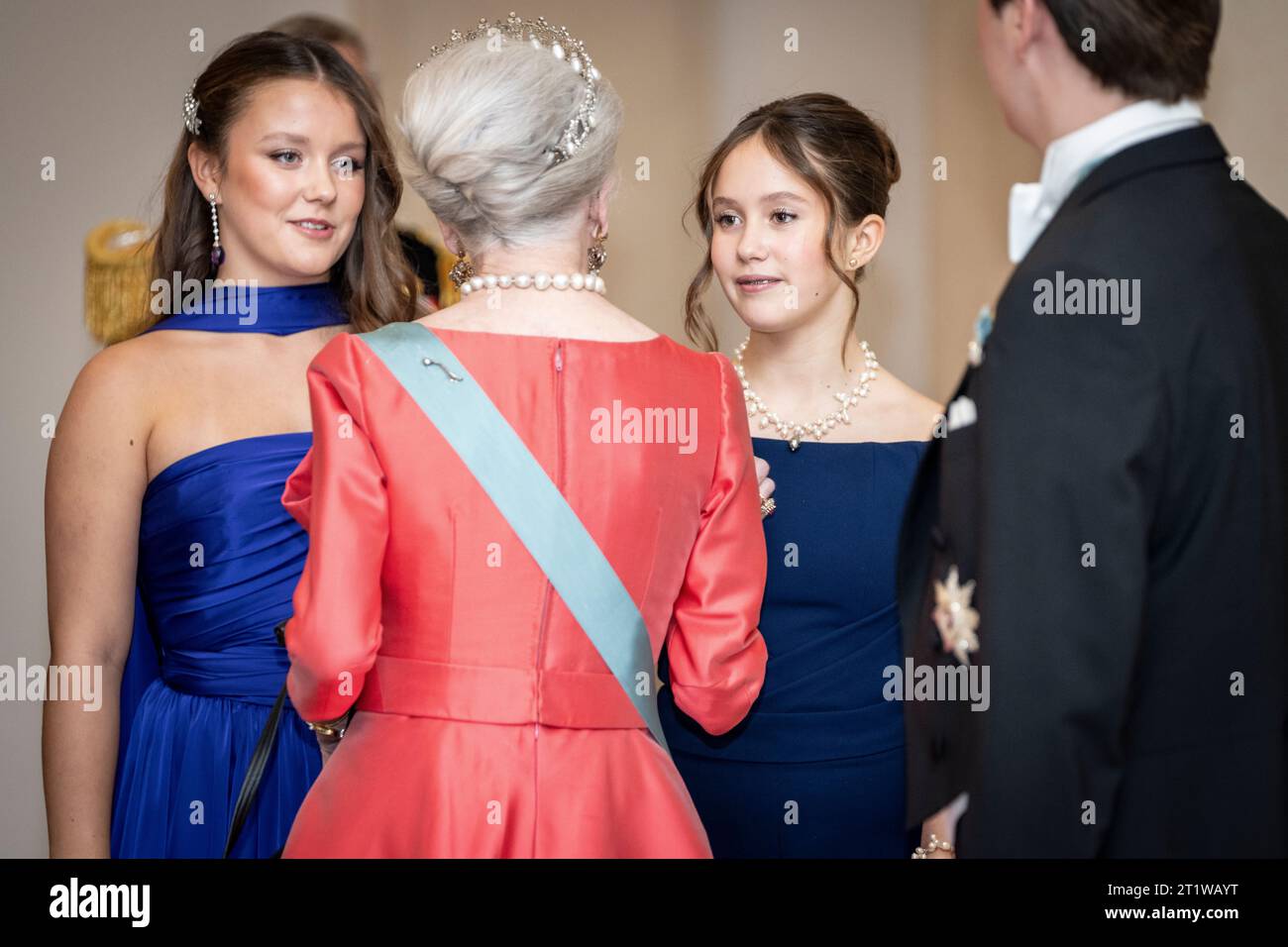 La princesa Isabel y la princesa Josefina son recibidas por la reina