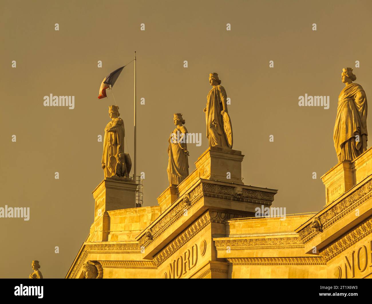 La fachada icónica en la parte delantera de la estación de tren Gare du Nord en el 10º arrondissement de París vista en la hora dorada de la tarde Foto de stock