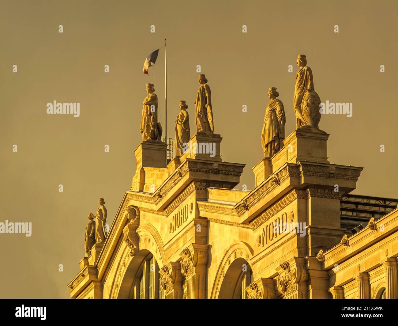 La fachada icónica en la parte delantera de la estación de tren Gare du Nord en el 10º arrondissement de París vista en la hora dorada de la tarde Foto de stock