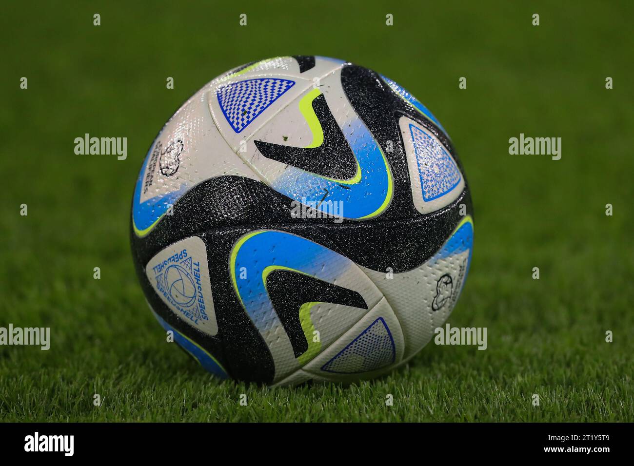 El balón se ve durante el partido de clasificación para la Eurocopa