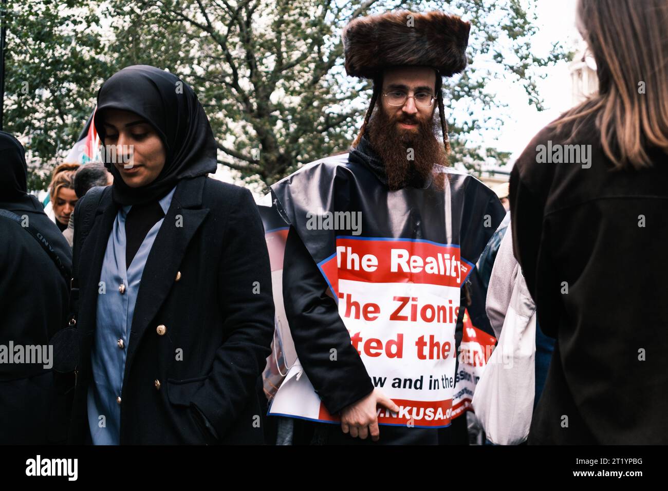 Londres, Reino Unido. 14º de octubre de 2023. Un miembro de la