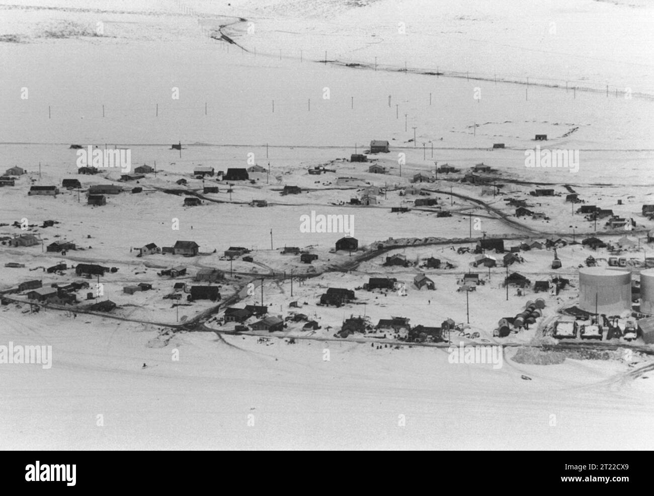 Foto aérea de invierno del pueblo de Kotzebue. Aunque no está dentro del límite de Selawik NWR, Kotzebue es el hogar de la oficina de Selawik NWR. Temas: Aldeas; Villagess; Fotografía aérea; Refugios de vida silvestre; Refugio nacional de vida silvestre Selawik; ARLIS; Alaska. Foto de stock