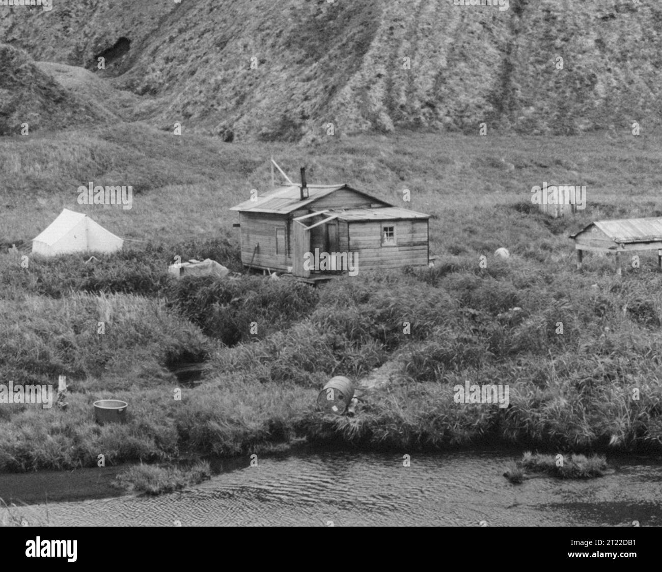 Campamento de peces Aleut de verano en la isla Atka. Temas: Historia; Nativos Americanos; Refugios de Vida Silvestre; Alaska Maritime National Wildlife Refuge; Aleutianos; Subsistencia; Pesca; ARLIS; Alaska. . 1998 - 2011. Foto de stock