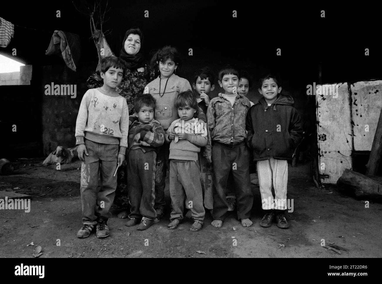 Palestina, Gaza: Un grupo familiar dentro de su humilde hogar al final de la primera intifada (1992) Foto de stock
