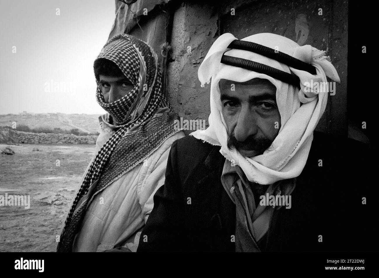 Palestina, Gaza: Dos palestinos frente a su humilde hogar al final de la primera intifada (1992) Foto de stock