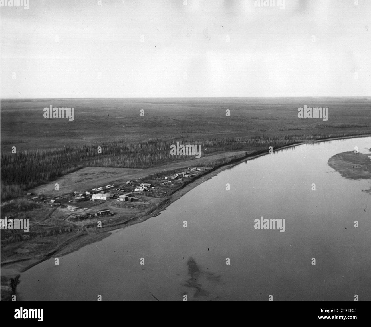 Vista aérea de Circle en el río Yukón. Esta foto fue tomada entre 1949 y 1950. Temas: Refugios de vida silvestre; Refugio Nacional de Vida Silvestre Yukon Flats; Río Yukon; Aldeas; ARLIS; Alaska; fotografía aérea. Foto de stock