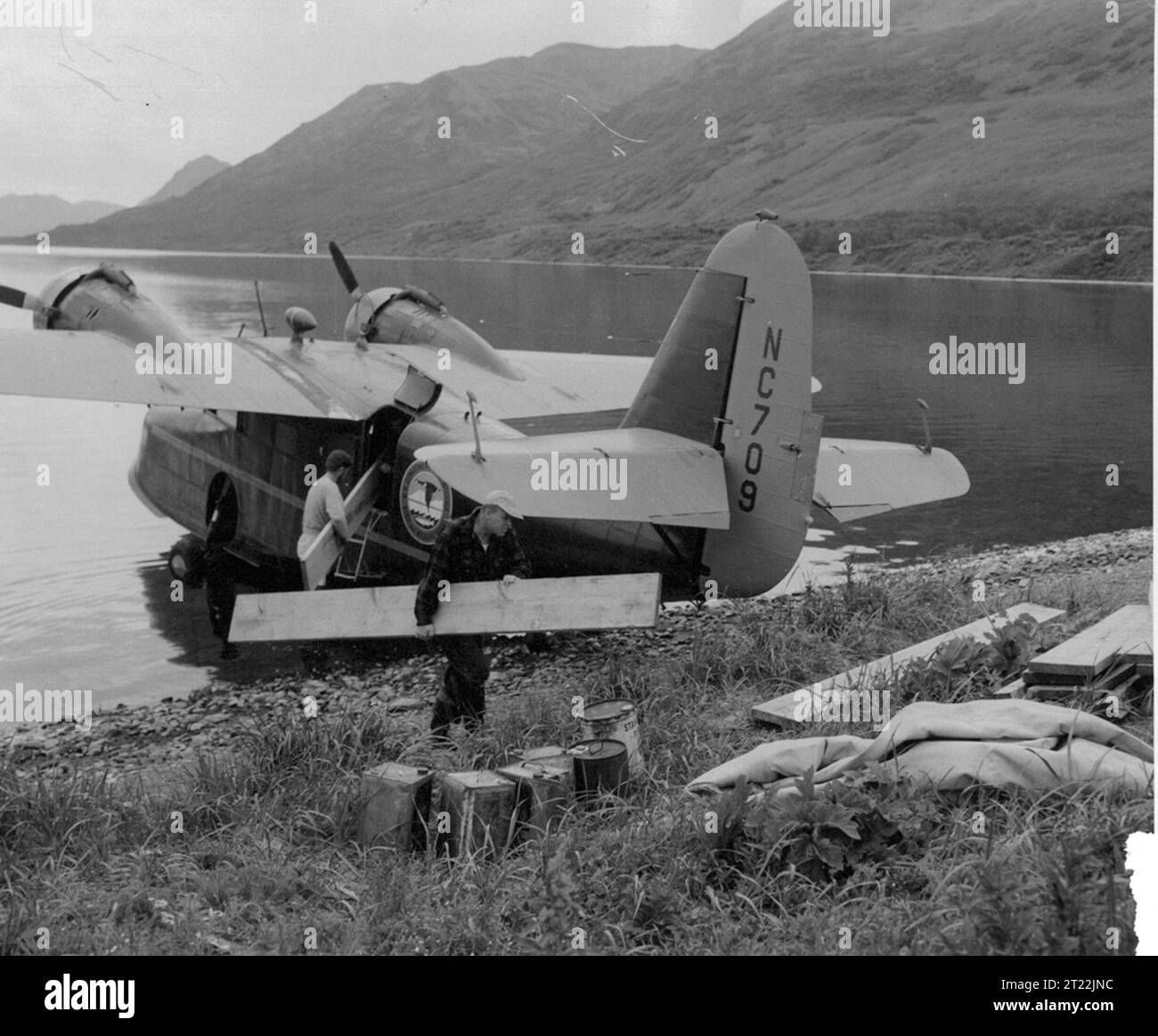 El avión de suministro de FWS de Estados Unidos se carga en el lago Karluk cerca de la presa de salmón. Temas: Refugios de Vida Silvestre; Refugio Nacional de Vida Silvestre Kodiak; Trabajo de Servicio; Manejo de la pesca; Personal; ARLIS; Alaska. Foto de stock