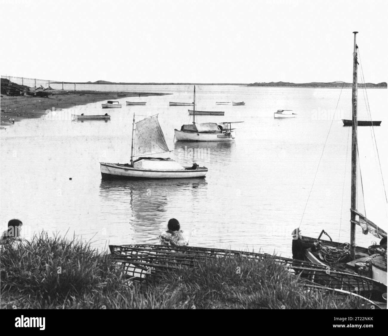 Embarcaciones de vela auxiliares construidas localmente utilizadas por los nativos en los viajes por la isla. En el puerto de Mekoryuk. Temas: Refugios de vida silvestre; Refugio Nacional de Vida Silvestre del Delta del Yukón; Puerto; Barcos; Aldeas; Kayaks; ARLIS; Alaska. . 1998 - 2011. Foto de stock