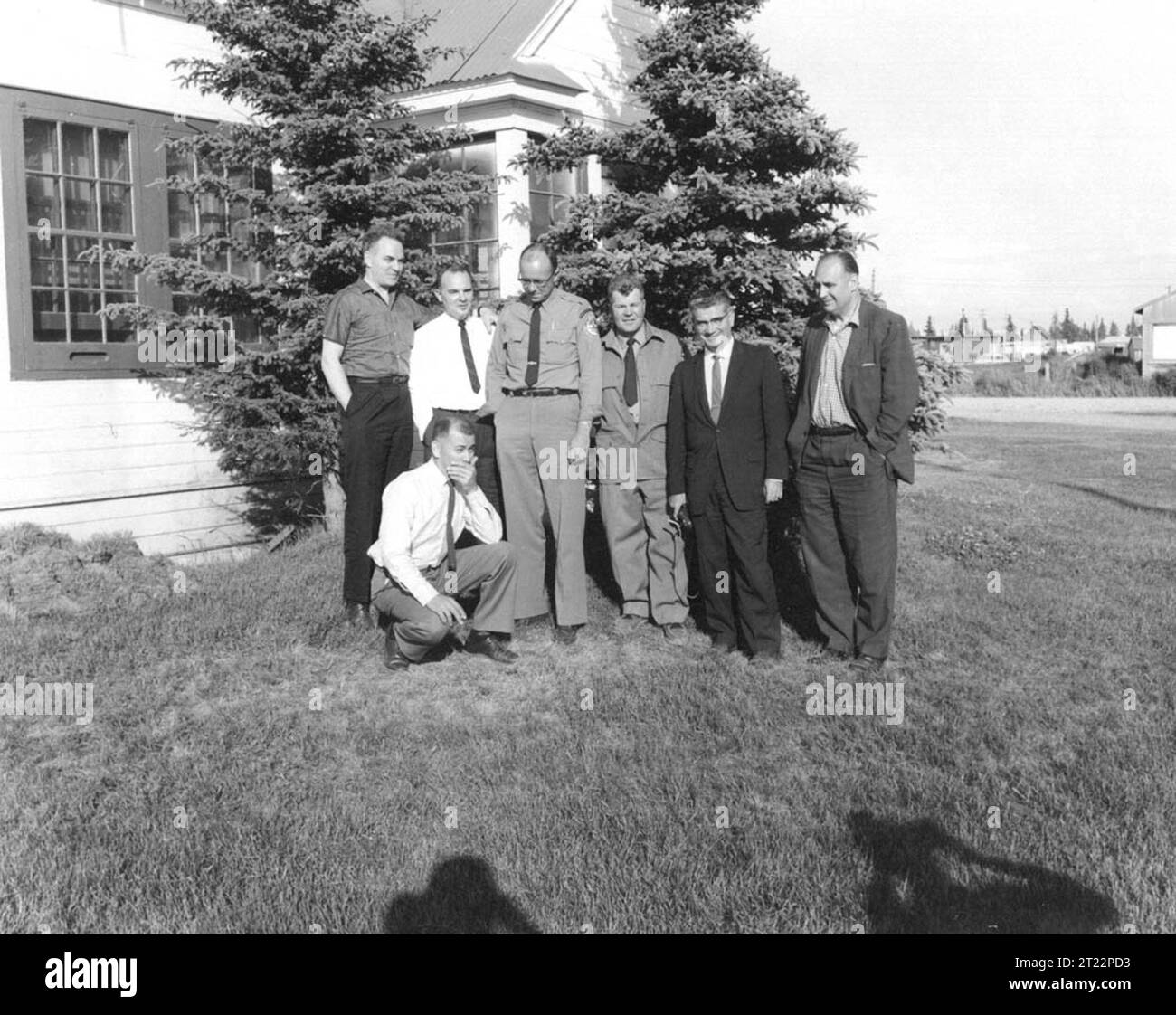 Foto de grupo de Smith, Jim Bronson, John Hakalu, Clarence Patzke. Temas: Refugios de Vida Silvestre; Refugio Nacional de Vida Silvestre Kenai; Personal; ARLIS; Alaska. . 1998 - 2011. Foto de stock