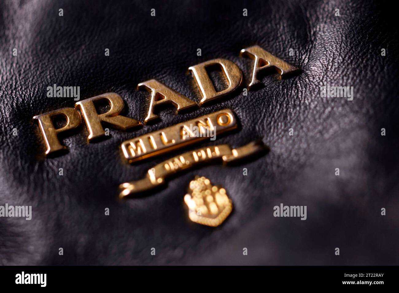El logotipo del estilo italiano Mode- und Lederwarenmarke Prada auf einer  Prada-Ledertasche. Prada konnte einfädeln kurzem einen prestigeträchtigen  Deal Raumanzügen: Astronauten einer bevorstehenden NASA-Mission werden in  Prada- zum Mond aufbrechen